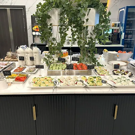 East Ξενοδοχείο 4*